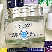 週二免運????香奈兒禮盒????珍珠光感淨白勻亮精華/奢華金燦賦活粉底精萃/溫和雙效眼部卸妝液10ml/1號紅色山茶花活能精萃/乳霜/5ml 。盒子可能有壓痕 歷史價格詳細信息