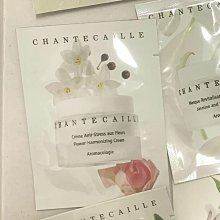 週二免運????香奈兒禮盒????珍珠光感淨白勻亮精華/奢華金燦賦活粉底精萃/溫和雙效眼部卸妝液10ml/1號紅色山茶花活能精萃/乳霜/5ml 。盒子可能有壓痕 歷史價格詳細信息