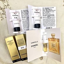 週二免運????香奈兒禮盒????珍珠光感淨白勻亮精華/奢華金燦賦活粉底精萃/溫和雙效眼部卸妝液10ml/1號紅色山茶花活能精萃/乳霜/5ml 。盒子可能有壓痕 歷史價格詳細信息