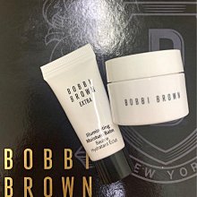 週二免運????香奈兒禮盒????珍珠光感淨白勻亮精華/奢華金燦賦活粉底精萃/溫和雙效眼部卸妝液10ml/1號紅色山茶花活能精萃/乳霜/5ml 。盒子可能有壓痕 歷史價格詳細信息