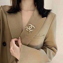 【熱賣精選】2023CHA   香 字母珍珠鏤空胸針胸花 別針明星大牌同款 歷史價格詳細信息