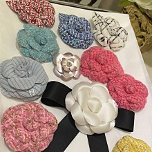 【山茶花的綻放】&hearts;流行款鏤空玫瑰花語鋼針耳環花朵金屬亮鑽耳釘-(金邊黑) 歷史價格詳細信息