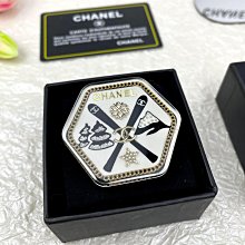 新款熱銷 首飾#香 23新款藝術字體幾何鑲鑽胸針外套胸花別針 編號9569 明星大牌同款 歷史價格詳細信息