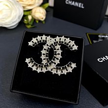 新款熱銷 首飾#香 經典款扭紋珍珠鑲鑽胸針 大衣毛衣外套別針 輕奢胸花 9020 明星大牌同款 歷史價格詳細信息