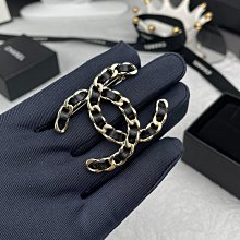 新款熱銷 首飾#香 新款黑色亞克力31號字母鑲鑽胸針 流蘇鏈條胸花 外套別針 編號9103 明星大牌同款 歷史價格詳細信息