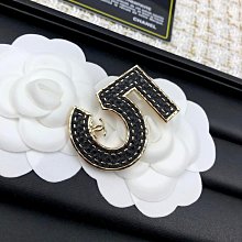 新款熱銷 首飾#香 經典款扭紋珍珠鑲鑽胸針 大衣毛衣外套別針 輕奢胸花 9020 明星大牌同款 歷史價格詳細信息