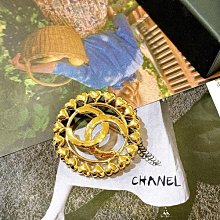 香奈兒 Chanel 胸針 別針，太重工了，這個金黑搭配牛皮，時尚復古氣息，完美紋路細節琺瑯的顏色，還有兩顆施華洛世奇水晶點綴 歷史價格詳細信息
