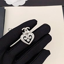 最新CH 19bag tote托特 小羊皮摸起來軟軟的很舒服！ 一眼鐘情 尺寸：33x24x10.5cm 歷史價格詳細信息