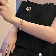 熱銷新款 CHA   香    別針 胸針胸花 別有心機設計的壹款 超級完美 時髦元素添加  明星大牌同款服裝包包 歷史價格詳細信息