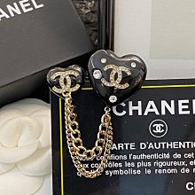 新款熱銷 首飾#香 新款黑色亞克力31號字母鑲鑽胸針 流蘇鏈條胸花 外套別針 編號9103 明星大牌同款 歷史價格詳細信息