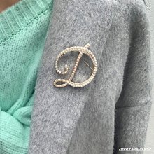 字母D珍珠胸女高檔精致簡約氣質別高級感胸花西服衣服配飾品~告白氣球 歷史價格詳細信息