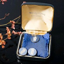 wedgwood 鍍銀座鐘 重金屬 帶浮雕白玉吊墜 因為整體包銀 多少有一點氧化 拿擦銀粉 應該能擦出來 歷史價格詳細信息