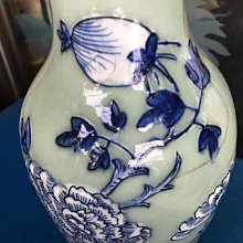 清代豆青堆花花瓶，畫工精美釉色肥潤漂亮，有磕碰修補和沖線見圖 價格比較,價格查詢,歷史價格詳細信息