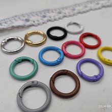 銀色五金！????最新款 PRADA  手拿包！100%正品！RE- NYLON手拿包！男女可用 歷史價格詳細信息