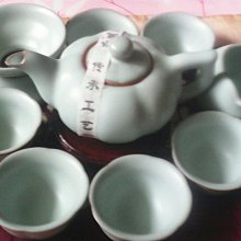 《仿宋簸箕硯》 硯臺文房四寶！ 一物一拍！ 歙硯黑龍潭。 尺寸16.8*9.8*3.7厘米，配香樟木盒。 精-2736 歷史價格詳細信息