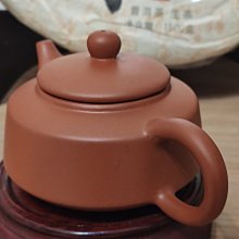 80年代潮州汕頭壺手拉胚紅泥老安順製標準水平壺"老安順’茶壺技藝獨到 老安順”手拉壺其制作過程要經過拉、修、安柄、安嘴、批、上水、上釉、燒等近20道工 歷史價格詳細信息