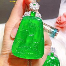 大型山水翡翠陰陽色掛件（雕工精美，雙色翡翠不多見，邊部有一道痕跡沒有打磨，徑8.1*2. 舊藏 古玩 翡翠 二手【古玩拍賣】-1083 歷史價格詳細信息