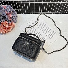 Chanel 香奈兒 化妝品VIP禮 香奶奶別針 胸針 一別上什麼衣服包包都變名牌????活動禮品母親節 情人節 送禮首選❤️ 歷史價格詳細信息