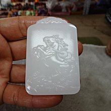 清代羊脂白玉步搖 尺寸：4.85*2.32*0.45 羊脂白玉帶皮或受沁，人見人愛的料子，鑲個金扣戴一輩子也不掉身 歷史價格詳細信息