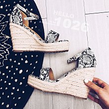 ++1026++度假風白色草包 球球吊飾編織草包 手拿手提肩背方包 泰國小店手編草編竹籃包 亮片草寫字母豆腐草包 歷史價格詳細信息