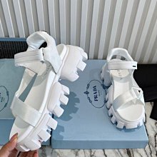 prada  新款上身網圖 春夏季必入的酒椰纖維造型包 歷史價格詳細信息