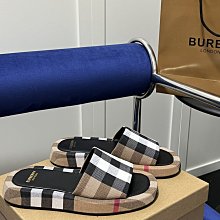 BUR*經典圍巾 經典格紋～ 幹練氣質 貴族風！ Size：168x30cm 100%山羊絨 歷史價格詳細信息