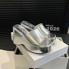 ++1026++度假風白色草包 球球吊飾編織草包 手拿手提肩背方包 泰國小店手編草編竹籃包 亮片草寫字母豆腐草包 歷史價格詳細信息