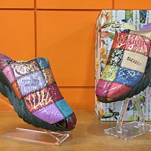 【阿典鞋店】** Macanna** 麥坎納專櫃~萊因河系列 ~米羅抽象畫~左右腳不對稱全新牛皮氣墊鞋096260 歷史價格詳細信息