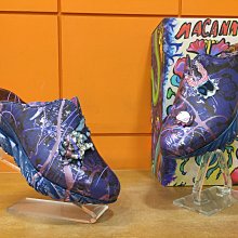 【阿典鞋店】** Macanna** 麥坎納專櫃~萊因河系列 ~米羅抽象畫~左右腳不對稱全新牛皮氣墊鞋096260 歷史價格詳細信息