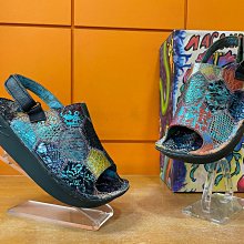 【阿典鞋店】** Macanna** 麥坎納專櫃~萊因河系列 ~米羅抽象畫~左右腳不對稱全新牛皮氣墊鞋096260 歷史價格詳細信息