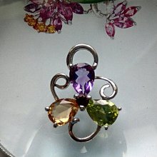 【出清特價】胸墜-頂級天然水晶-黃水晶 紫水晶 綠橄欖石-銀K~長寬28*13mm~聚財 增加財運(2505盒7) 歷史價格詳細信息