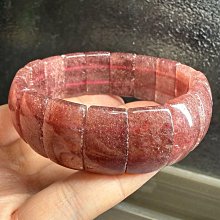 天然草莓晶手鐲～窄版～《愛2款》～手圍18號～內徑56寬11厚8mm紅草莓晶手環、晶晶亮亮草莓晶！紅潤美麗！天然草莓水晶手鍊、來自俄羅斯產地！～《熊寶貝珠寶》～ 歷史價格詳細信息