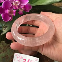 AAA+天然粉水晶手環～超寬版～《芙23款》～手圍17號，內徑53mm寬27mm厚9mm～加寬版手鐲～《 芙23款 》～粉晶玉鐲、粉紅水晶手鏈！～｛熊寶貝珠寶｝ 歷史價格詳細信息
