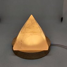 (免運費)白水晶金字塔帶彩虹光，磁場能夠，晶王，擺件，防輻射，招財聚財，開店，淨化消磁，現貨，便宜，天然水晶，送女友 歷史價格詳細信息