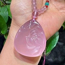 天然莫桑比克星光粉吊墜，雕工精湛.粉晶葫蘆寓意平安吉祥.粉晶增加好人緣，旺事業。搭配18K金扣頭。約38*20*18.5mm 歷史價格詳細信息