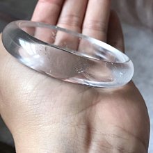 AAA+天然白水晶手環～窄版～《泉3款》～手圍16.5號-手圍17號～細細秀氣～內徑53mm寬11厚7mm～水晶有1個微微的「小金絲礦物結晶！」~｛熊寶貝珠寶｝ 歷史價格詳細信息