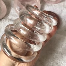 AAA+天然白水晶手環～窄版～《泉3款》～手圍16.5號-手圍17號～細細秀氣～內徑53mm寬11厚7mm～水晶有1個微微的「小金絲礦物結晶！」~｛熊寶貝珠寶｝ 歷史價格詳細信息