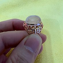 玫瑰藤水晶戒指(粉) 以線條勾勒出玫瑰藤蔓曲線之美，金屬鑲上眾多水鑽＃223粉紅玫瑰與 #001白鑽 歷史價格詳細信息