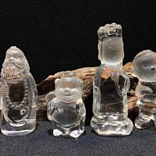 天然白水晶西方三聖擺件.西方三聖又稱阿迷陀三尊，原生態底座.單尊人物規格約：10.5*3.6*2.6公分單尊人物淨重量約：125g 總27*15*13公分 歷史價格詳細信息
