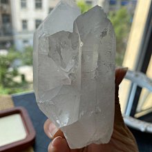 天然白水晶原石觀賞石擺件。晶體透亮猶如冰塊，顏色極美，大自然億萬年的結晶。黃水晶主財運，有財富之石美譽.家居擺設鎮宅，辦公擺設旺事業 歷史價格詳細信息