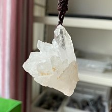天然白水晶原石觀賞石擺件。晶體透亮猶如冰塊，顏色極美，大自然億萬年的結晶。黃水晶主財運，有財富之石美譽.家居擺設鎮宅，辦公擺設旺事業 歷史價格詳細信息