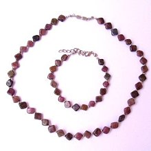 天然高檔漂亮 高冰清透 和闐碧玉 精雕 寶瓶觀音 玉墜 ~~ 驅邪避凶 法像莊嚴 佩掛平安 傳家之寶 ~~ 歷史價格詳細信息