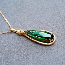 ❤妙玉生花優品購❤綠碧璽發手鐲，顏色翠綠，形成如海帶絲一般，超美！  淨體漂亮，發晶均勻.內徑：58寬19厚10重：82g. 歷史價格詳細信息