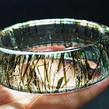 ❤妙玉生花優品購❤綠碧璽發手鐲，顏色翠綠，形成如海帶絲一般，超美！  淨體漂亮，發晶均勻.內徑：58寬19厚10重：82g. 歷史價格詳細信息