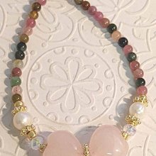 天然紅碧璽愛心吊墜.18K古法金鑲嵌 雙面可戴款 正面布契拉提款的拉絲工藝 背面是古法國風的掐絲工藝.中西合璧的獨特鑲嵌 一眼便愛上.規格：19+20mm 歷史價格詳細信息