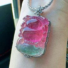 ❤妙玉生花優品購❤????極品顏色天然順發草莓晶????圓柱吊墜，18k鑲嵌，顏色非常紅，晶體乾淨.效應很好，聚寶盆顏色絕美漂亮！ 歷史價格詳細信息