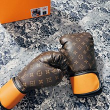 KARL LAGERFELD 卡爾 品牌印花硬殼拉鍊斜背/收納包.黑 歷史價格詳細信息