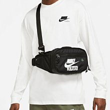 南◇2021 3月 NIKE NSW SWOOSH TEE 白色 CZ8912-100 黑色 銀勾 標語 短版 口袋短T 歷史價格詳細信息