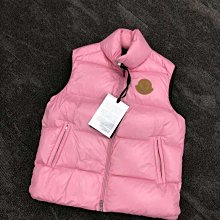 Moncler 羽絨背心 馬甲 外套 配色超級美！專櫃熱賣款！經典不敗 版型非常又萌！私留粉及黑 超超實穿 歷史價格詳細信息