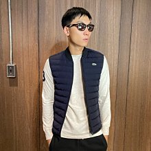 美國 Lacoste 深藍拼白 質感金屬LOGO 雙面拼色托特包  PVC+皮革 兩面皆可用 附小收納包 肩背 手提 旅行 出遊 防水 限量優惠 歷史價格詳細信息